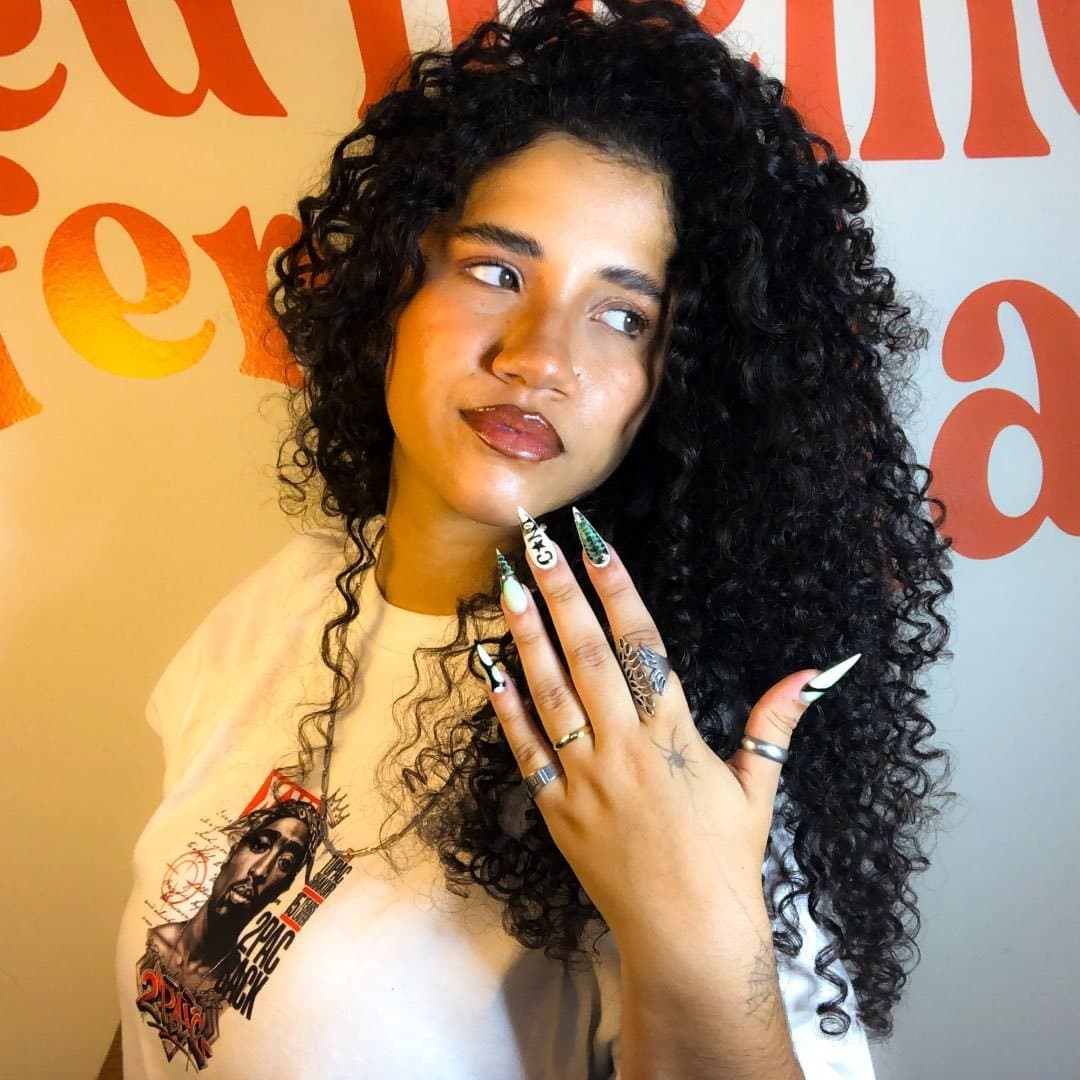 Retrato da Malu Oliveira mostrando as unhas