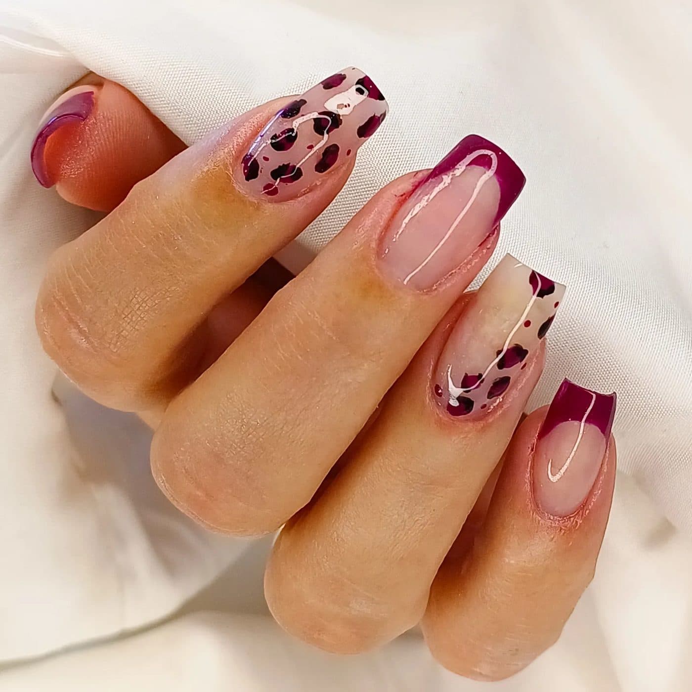Unhas com ponta vinho e estampa de oncinha
